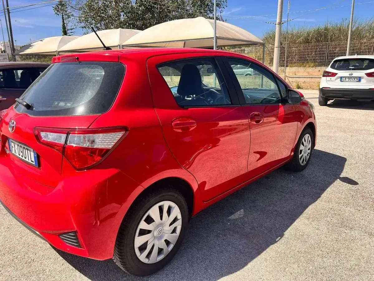Usata Toyota Yaris Lounge 72 CV (52 kW) 2019 Rosso Berlina