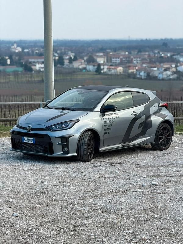 Usata Toyota Yaris 261 CV (191 kW) 2020 Grigio Berlina