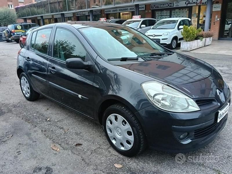 Usata Renault Clio II Dynamique 75 CV (55 kW) 2006 Grigio Berlina