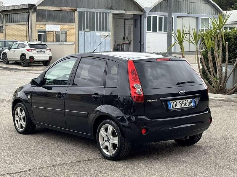 Usata Ford Fiesta Ghia 75 CV (55 kW) 2008 Nero Utilitaria