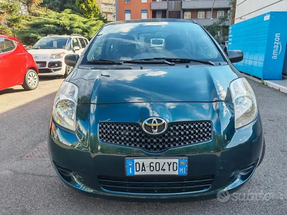 Usata Toyota Yaris 69 CV (50 kW) 2006 Verde Berlina