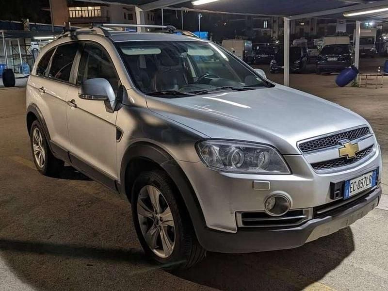 Argento Usata 2010 Chevrolet Captiva SUV | 4500 € (Ottimo prezzo) - Immagine 1/4