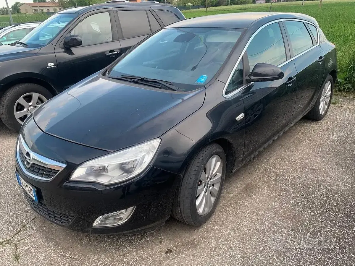 Usata Opel Astra Cosmo 125 CV (91 kW) 2010 Nero Berlina