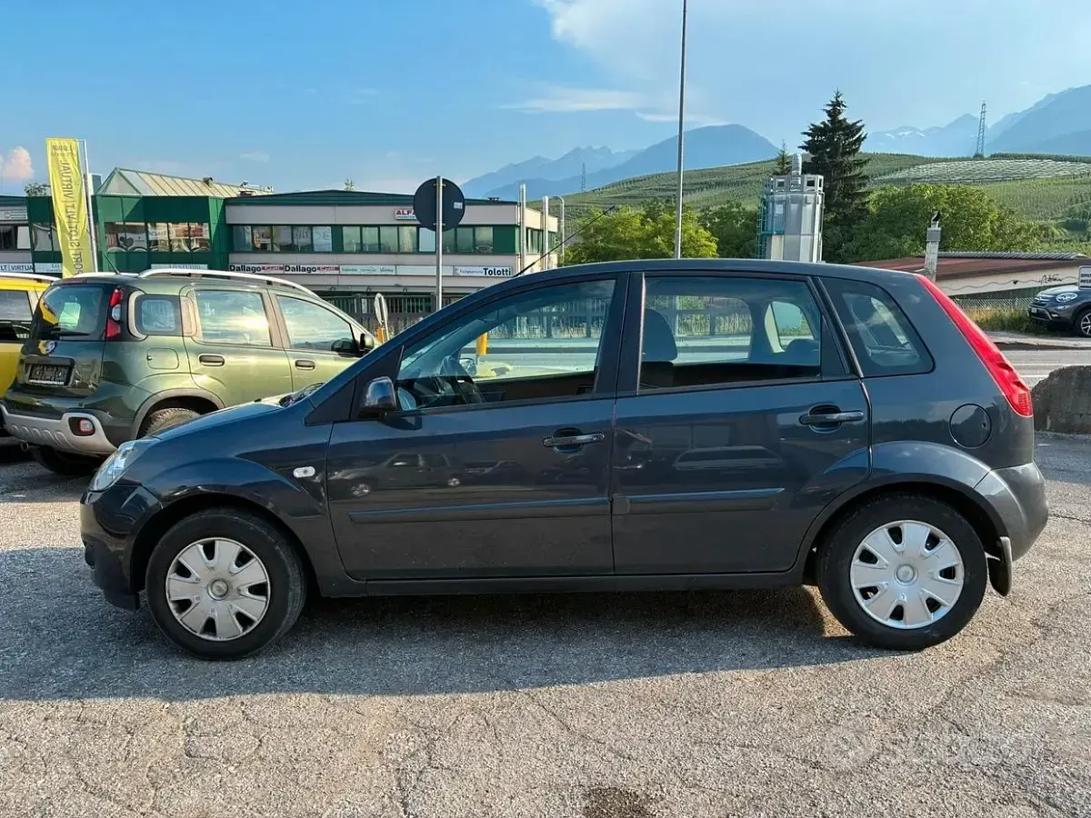 Usata Ford Fiesta 75 CV (55 kW) 2008 Grigio Utilitaria