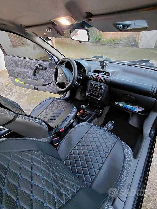 Usata Opel Corsa 45 CV (33 kW) 1997 Nero Utilitaria