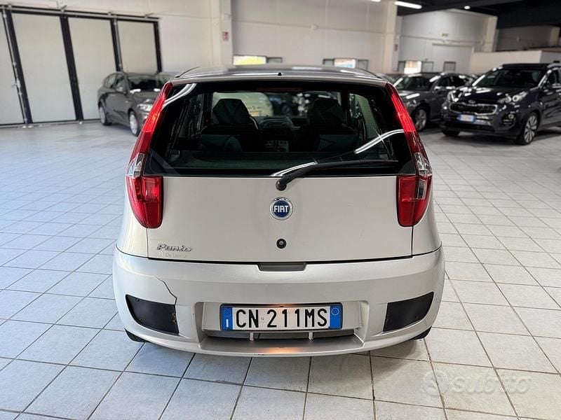 Usata Fiat Punto Dynamic 60 CV (44 kW) 2004 Beige Utilitaria