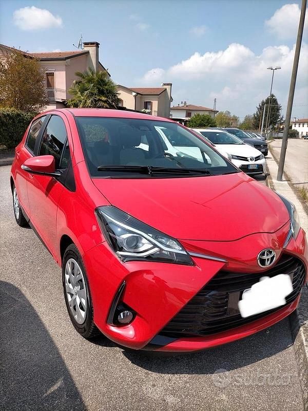 Usata Toyota Yaris 72 CV (52 kW) 2019 Rosso Berlina