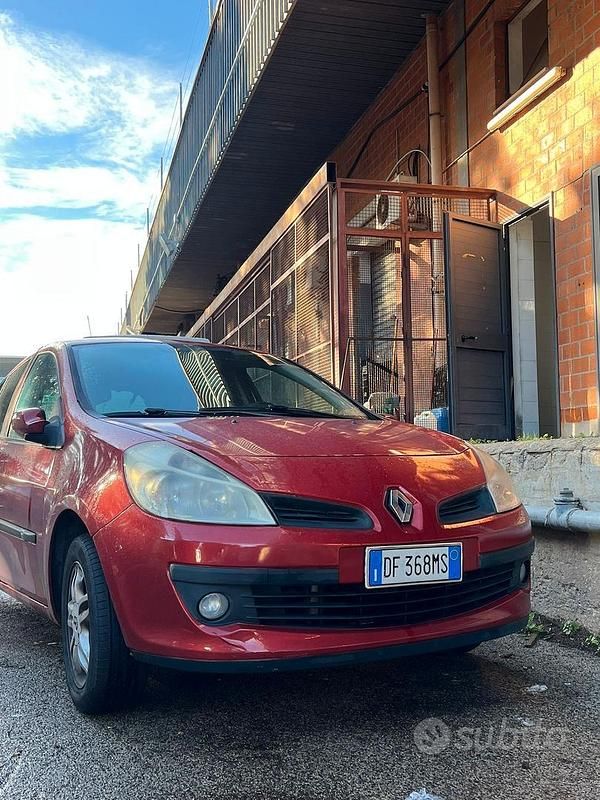 Rosso Usata 2007 Renault Clio II LE Berlina | 3000 € (Buon prezzo) - Immagine 1/4