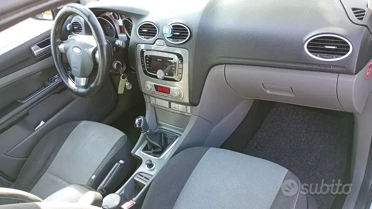 Usata Ford Focus 109 CV (80 kW) 2010 Grigio Station wagon