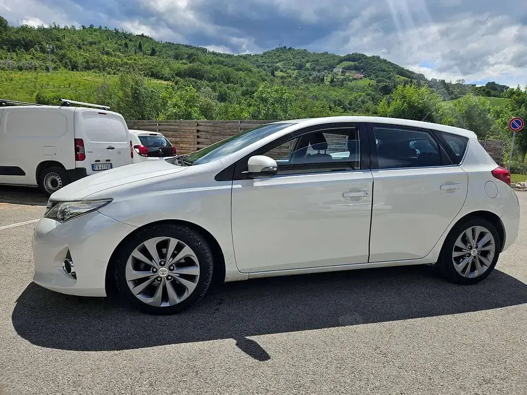 Second-hand Toyota Auris Hybrid Active 99 CP (72 kW) 2013 Berlinǎ