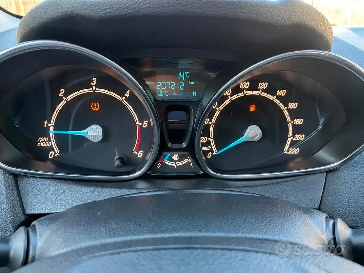 Usata Ford Fiesta 75 CV (55 kW) 2015 Grigio Utilitaria