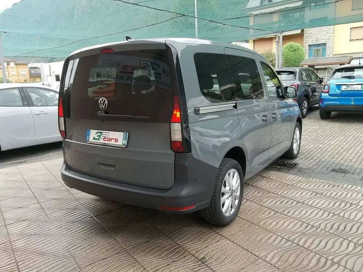 Usata VW Caddy 102 CV (75 kW) 2023 Pastello Monovolume