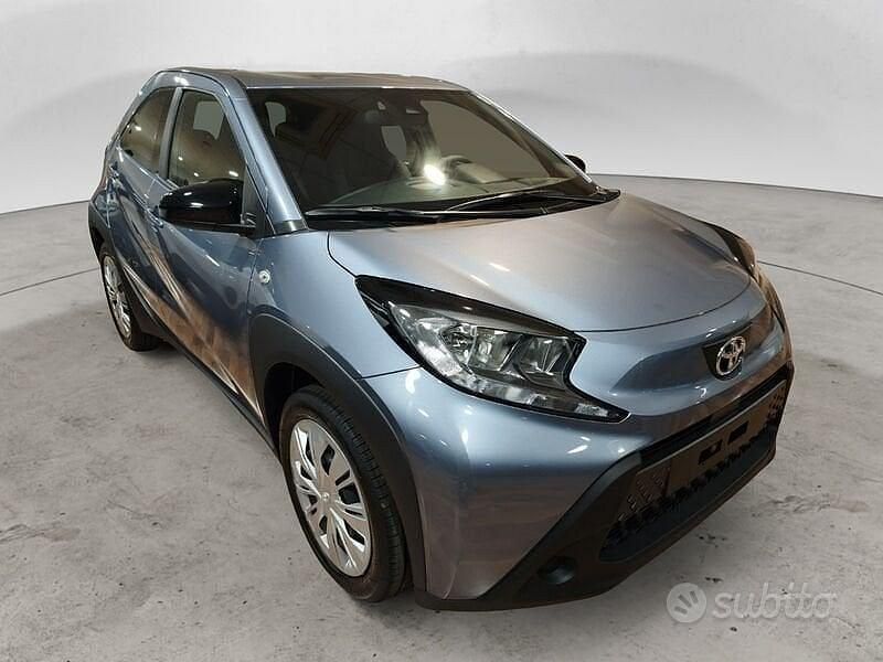 Blu Nuova 2025 Toyota Aygo X Active SUV | 16.300 € (Buon prezzo) - Immagine 1/4