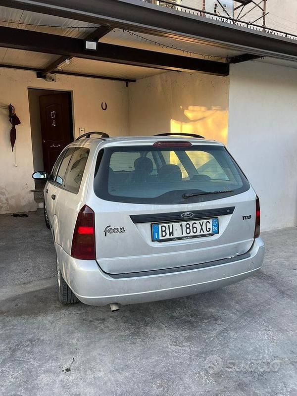 Begagnad Ford Focus 90 HK (66 kW) 2001 Grå Kombi