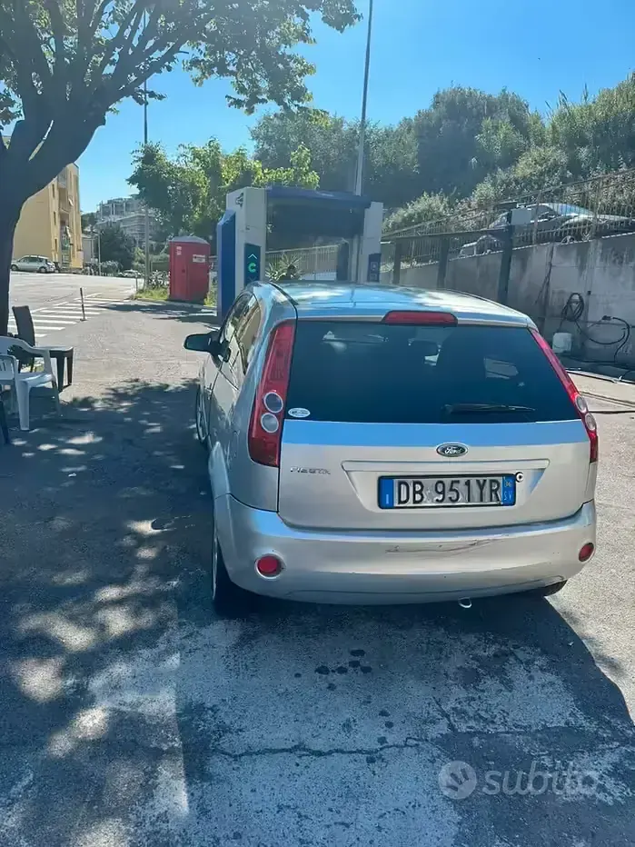 Usata Ford Fiesta 75 CV (55 kW) 2006 Grigio Utilitaria