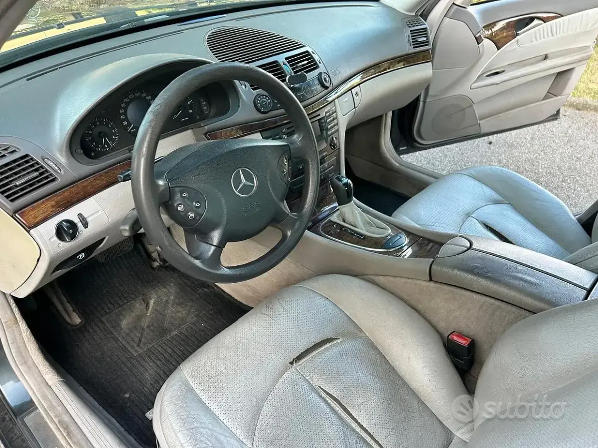 Usata Mercedes E220 Elegance 150 CV (110 kW) 2004 Nero Berlina