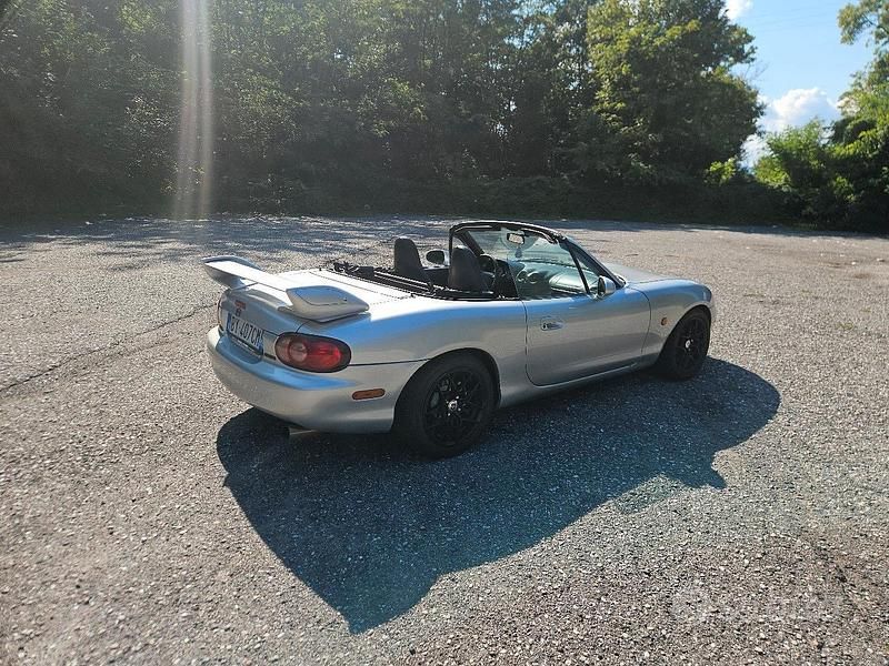 Usata Mazda MX5 90 CV (66 kW) 2001 Grigio Cabrio