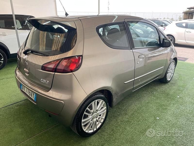 Usata Mitsubishi Colt 75 CV (55 kW) 2009 Marrone Berlina