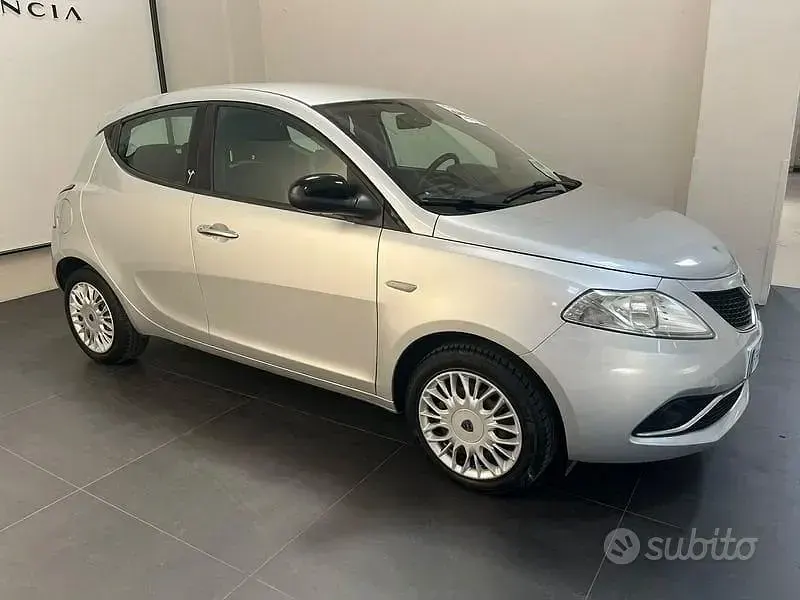 Usata Lancia Ypsilon Gold 69 CV (50 kW) 2017 Grigio Utilitaria