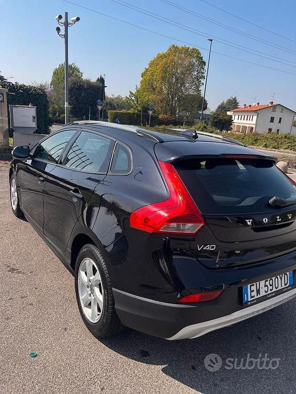 Usata Volvo V40 116 CV (85 kW) 2014 Nero Berlina