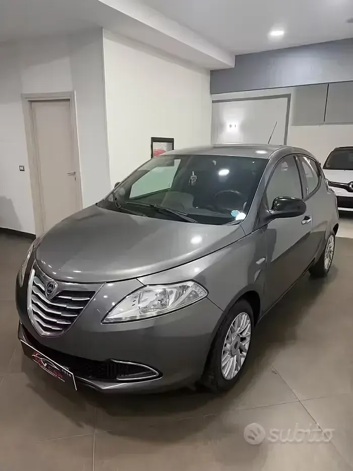 Usata Lancia Ypsilon Gold 69 CV (50 kW) 2015 Grigio Utilitaria