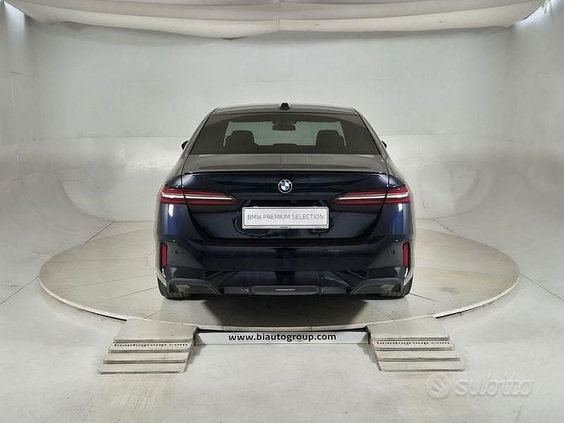 Usata BMW 520 M Sport 197 CV (144 kW) 2024 Blu scuro Berlina