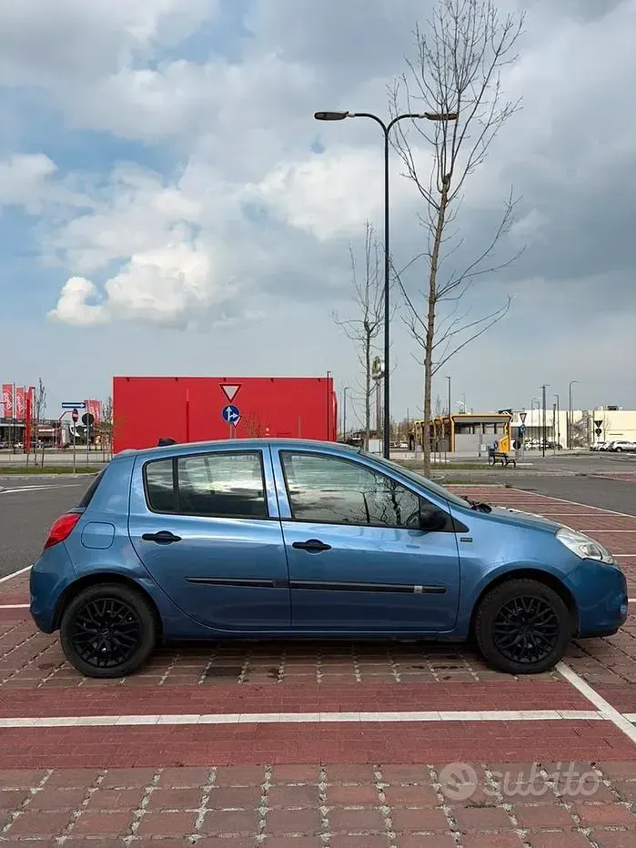 Brugt Renault Clio II 75 HK (55 kW) 2011 Blå Sedan