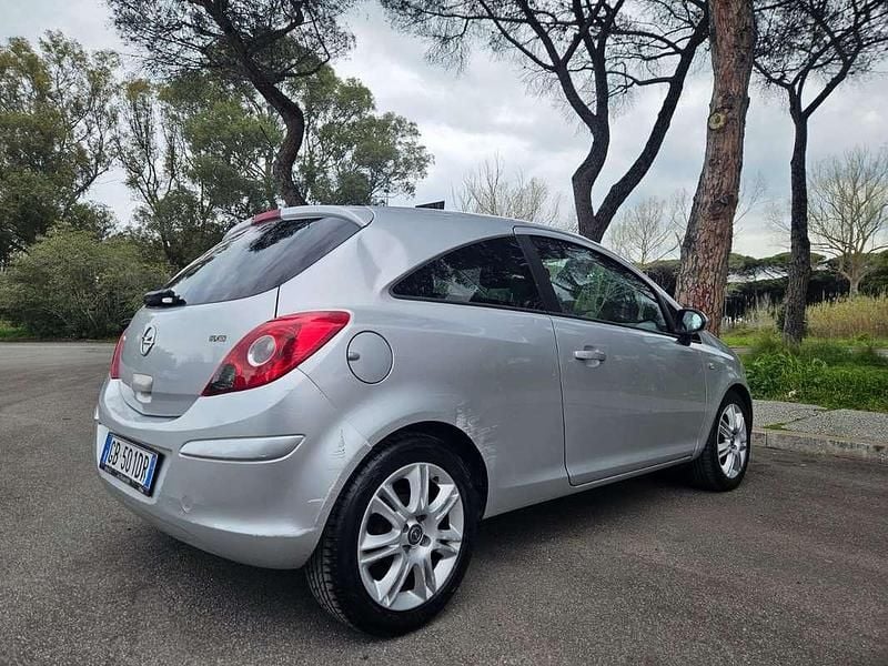 Usata Opel Corsa Edition 80 CV (58 kW) 2012 Argento Utilitaria