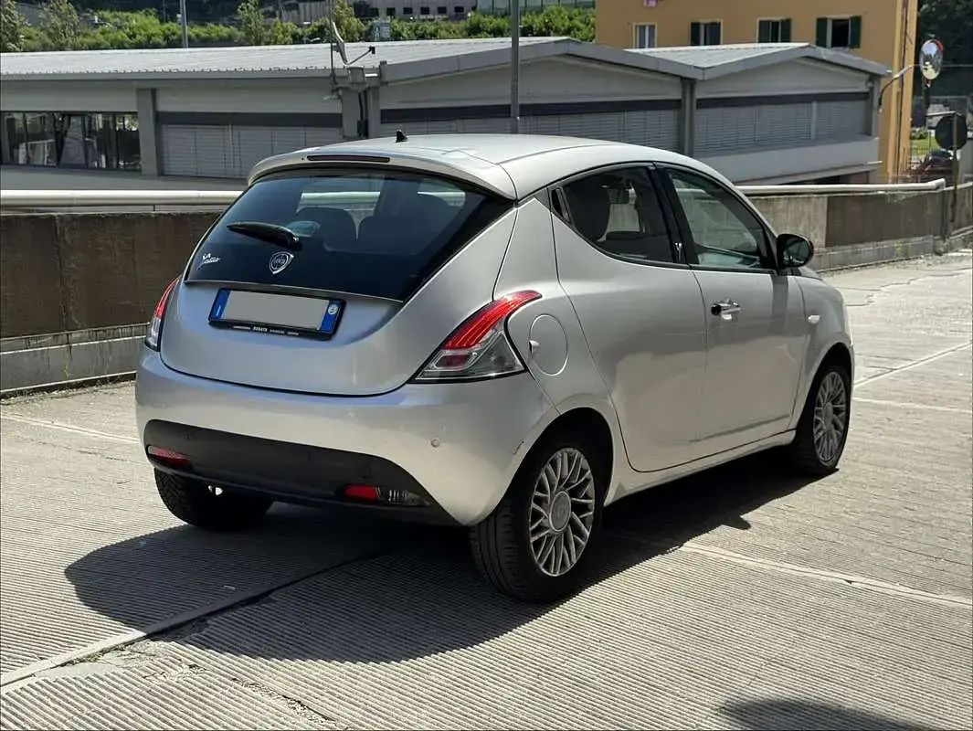 Usata Lancia Ypsilon 86 CV (63 kW) 2013 Argento Utilitaria