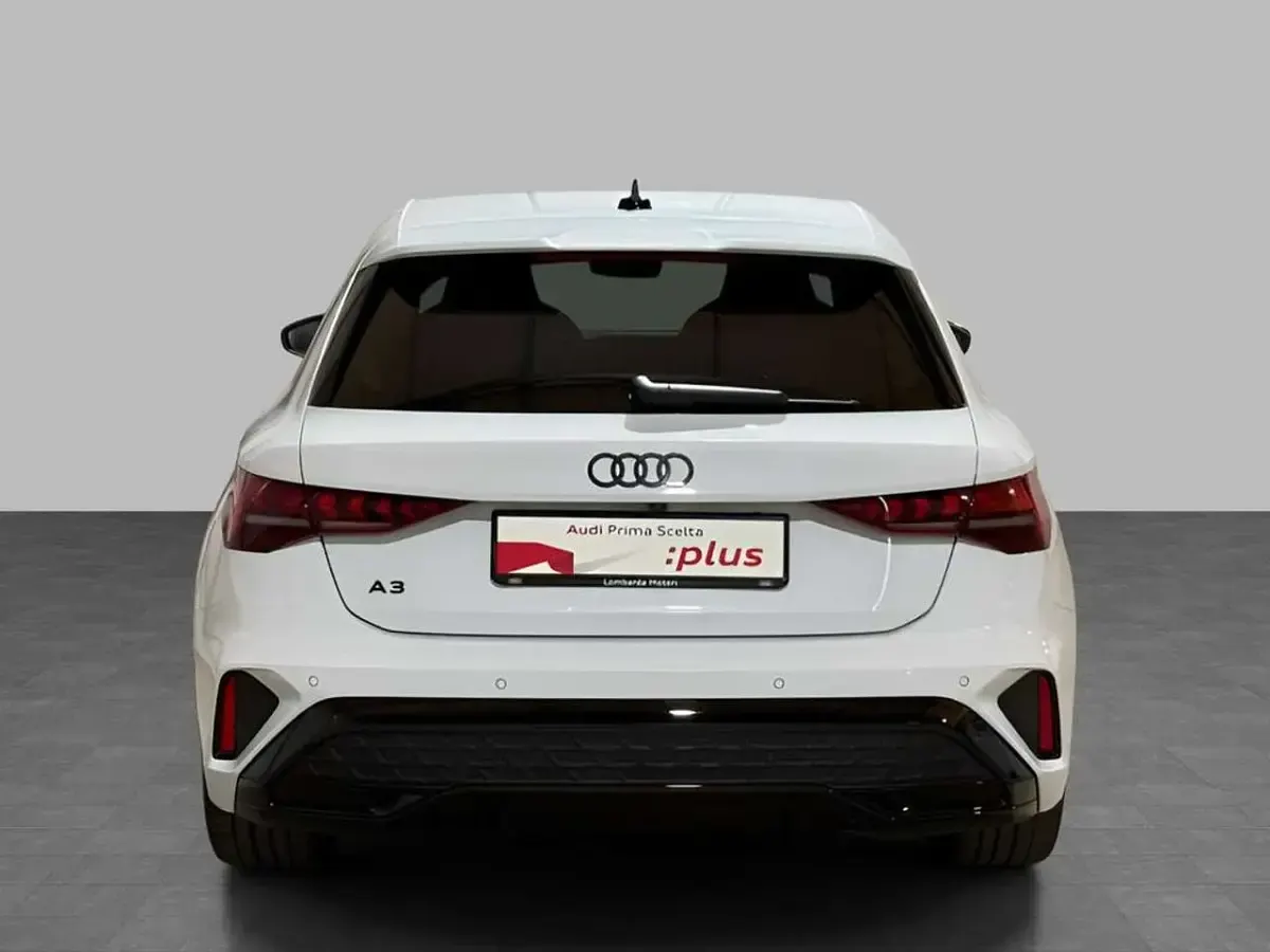Usata Audi A3 S-Line 150 CV (110 kW) 2025 Bianco ghiacciaio metallizzato Berlina