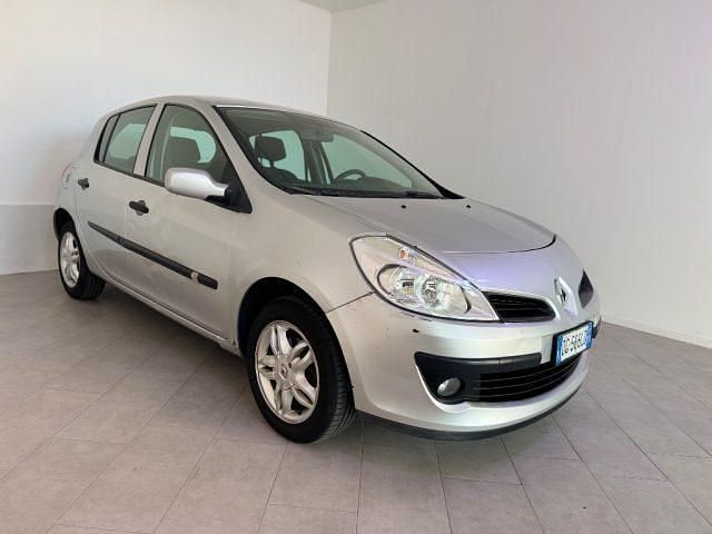 Usata Renault Clio II Luxe 75 CV (55 kW) 2007 Argento Berlina