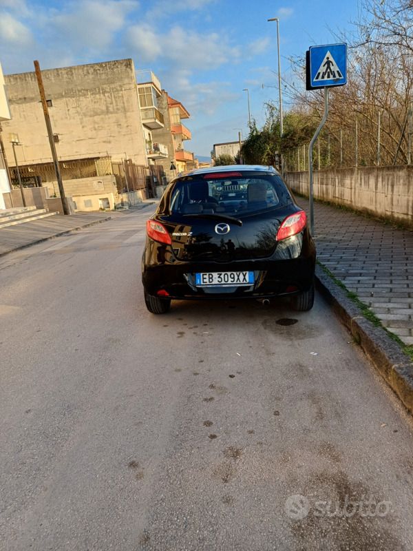 Usata Mazda 2 75 CV (55 kW) 2010 Nero Utilitaria