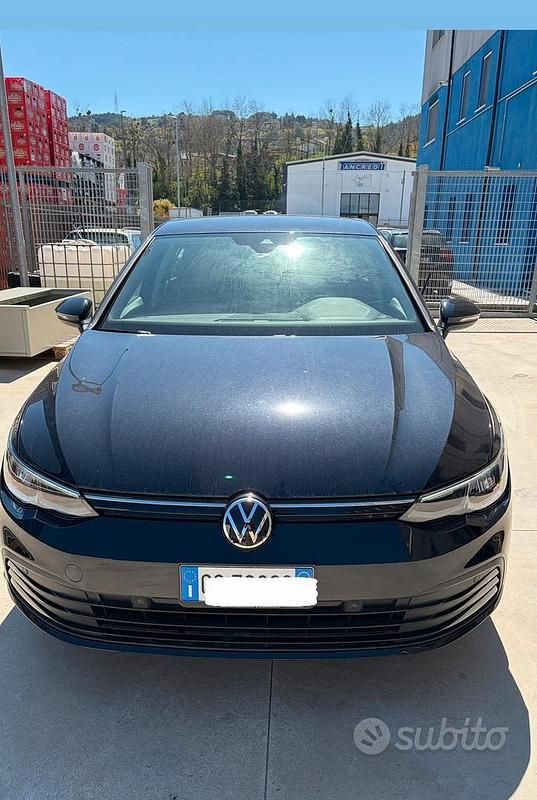 Begagnad VW Golf VIII 116 HK (85 kW) 2021 Svart Sedan