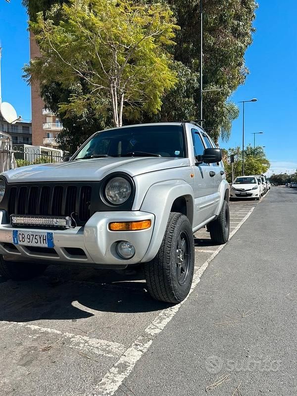 Second-hand Jeep Cherokee 143 CP (105 kW) 2002 Gri SUV