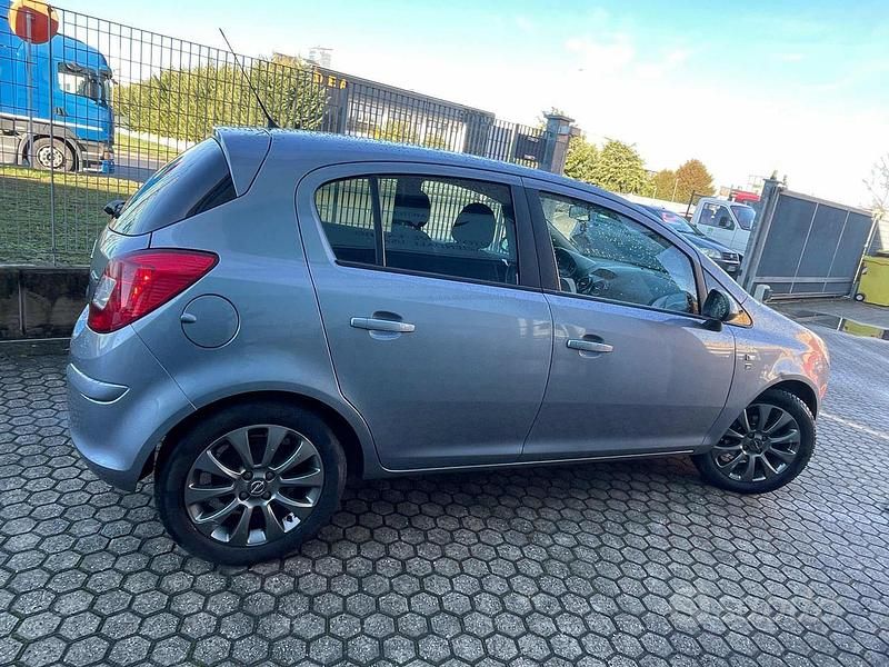 Usata Opel Corsa Cosmo 75 CV (55 kW) 2010 Grigio Utilitaria