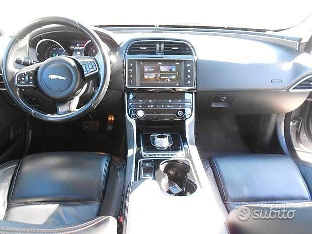 Usata Jaguar XE 180 CV (132 kW) 2015 Grigio Berlina