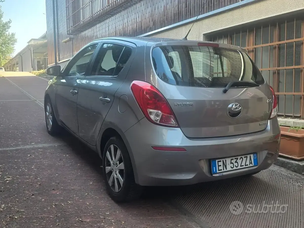 Usata Hyundai i20 Edition 75 CV (55 kW) 2012 Grigio Utilitaria