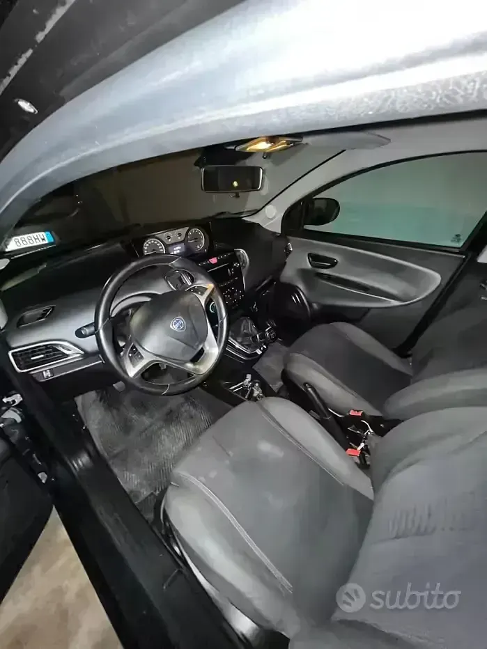 Usata Lancia Ypsilon 60 CV (44 kW) 2017 Nero Utilitaria