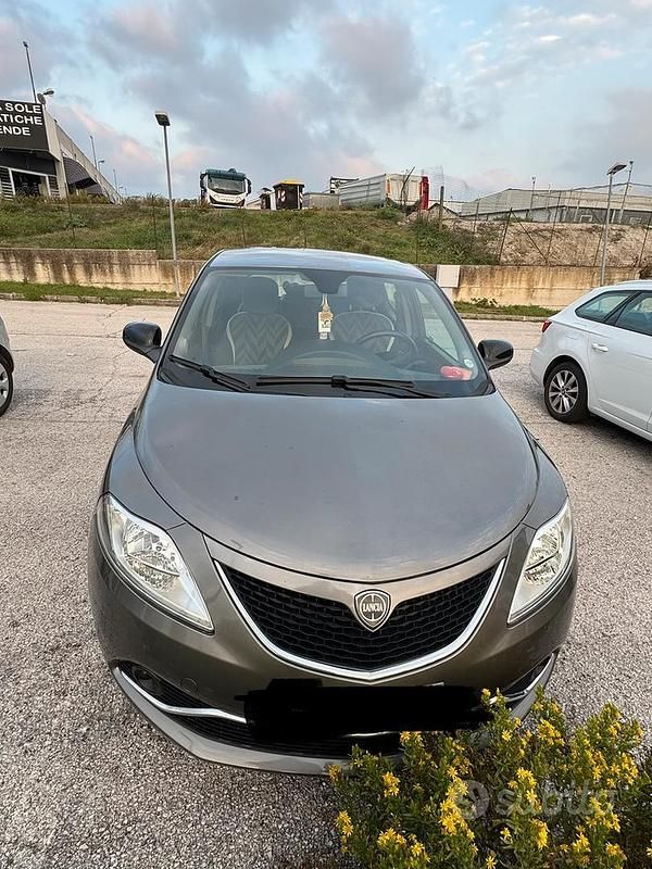 Usata Lancia Ypsilon Gold 69 CV (50 kW) 2017 Grigio Utilitaria