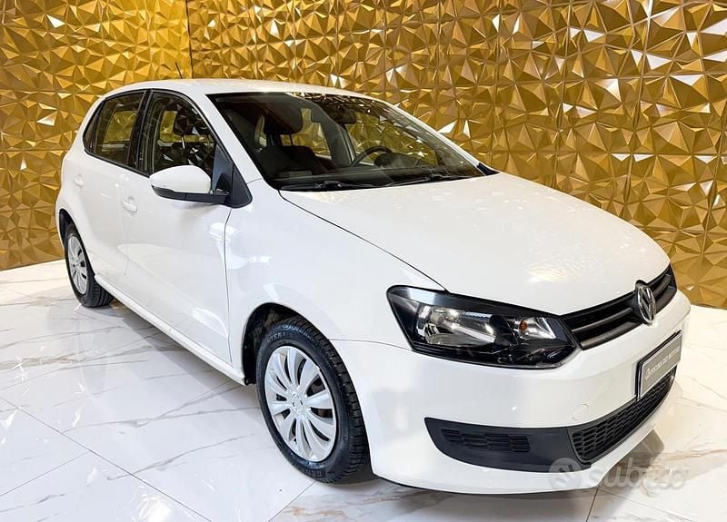 Bianco Usata 2013 VW Polo Trendline Tre volumi | 5490 € (Buon prezzo) - Immagine 1/4