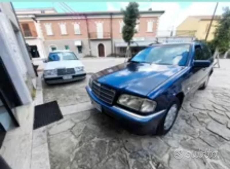 Usata Mercedes C220 125 CV (91 kW) 2000 Blu Station wagon