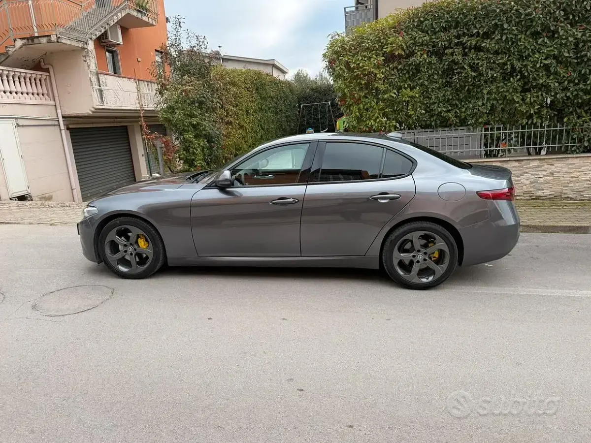 Usata Alfa Romeo Giulia 160 CV (117 kW) 2019 Grigio Berlina