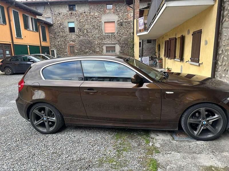 Usata BMW 120 177 CV (130 kW) 2010 Marrone Utilitaria