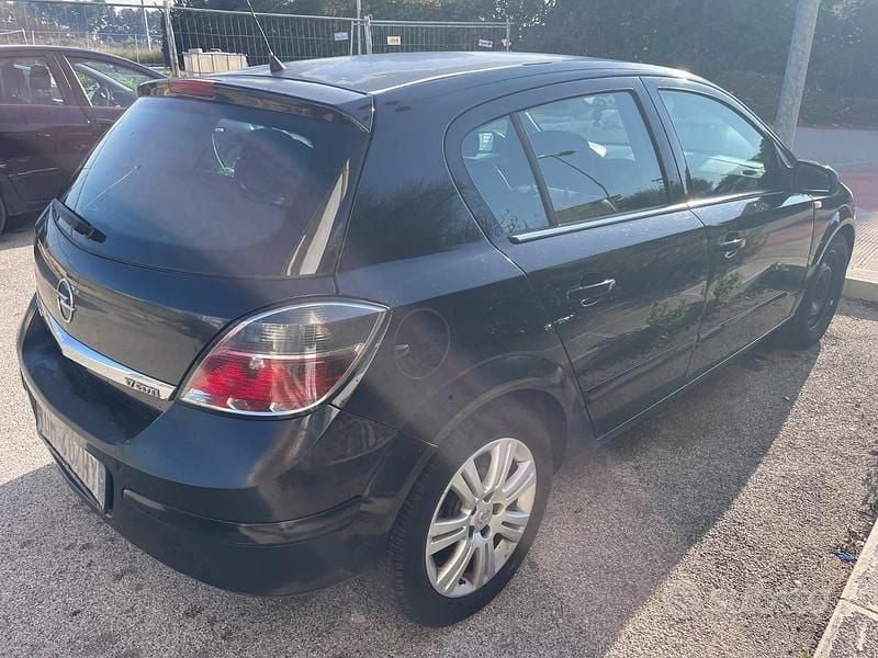 Usata Opel Astra Club 101 CV (74 kW) 2007 Nero Berlina