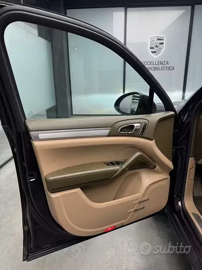 Usata Porsche Cayenne Platinum Edition 245 CV (180 kW) 2012 Viola SUV