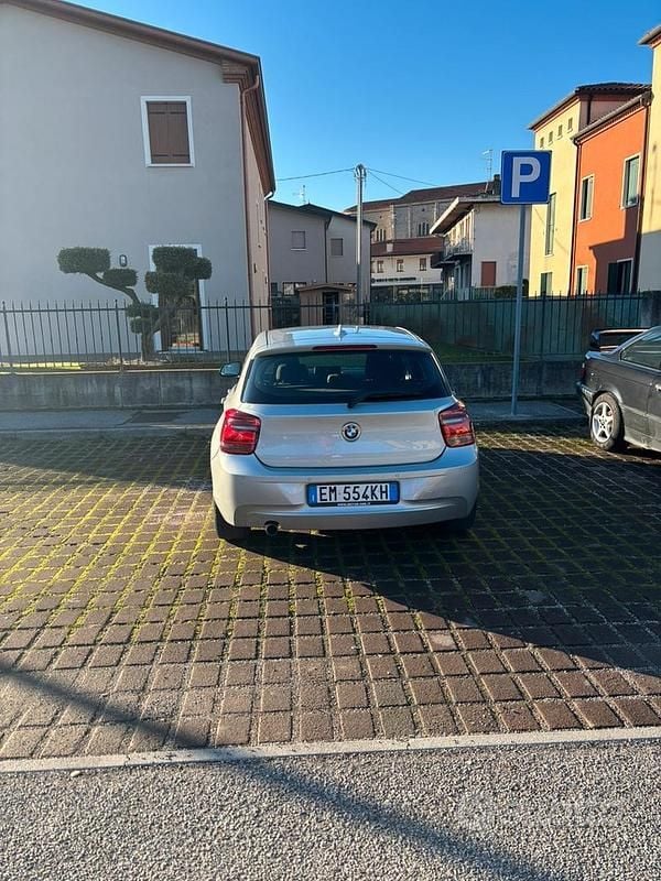 Usata BMW 118 Sport Line 143 CV (105 kW) 2011 Grigio Utilitaria