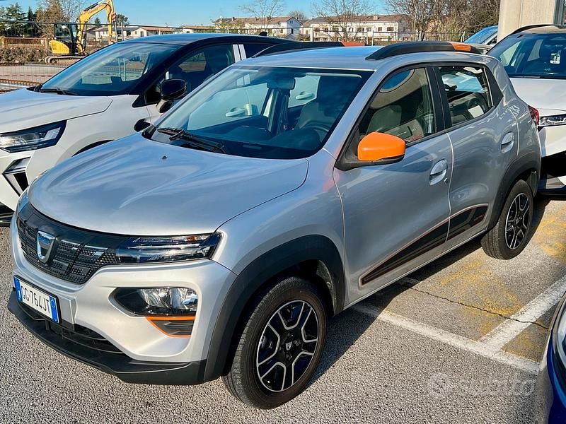 Grigio Usata 2022 Dacia Spring Comfort Plus Due volumi | 9900 € (Buon prezzo) - Immagine 1/4