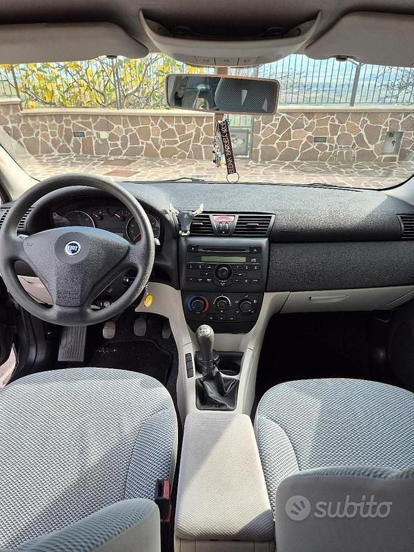 Grigio Usata 2004 Fiat Stilo Tre volumi | 1200 € (Buon prezzo) - Immagine 1/4