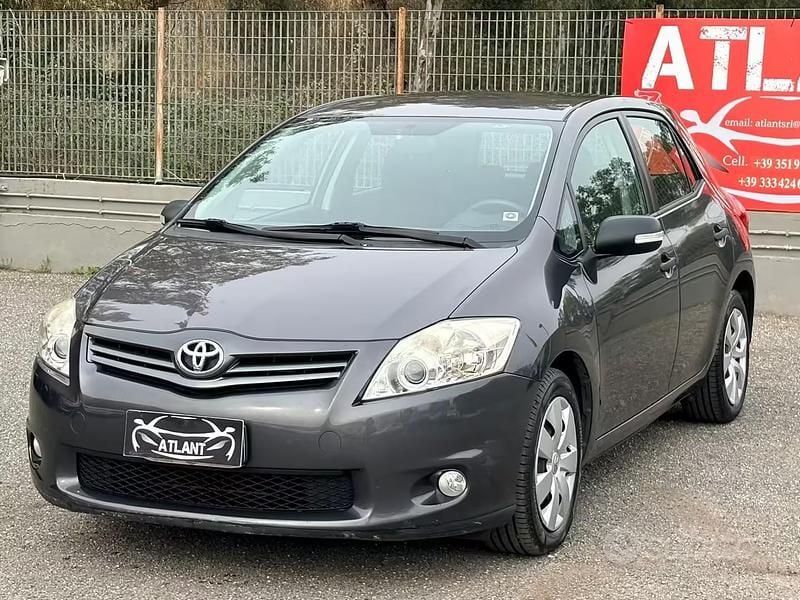 Usata Toyota Auris Active 99 CV (72 kW) 2011 Grigio Utilitaria