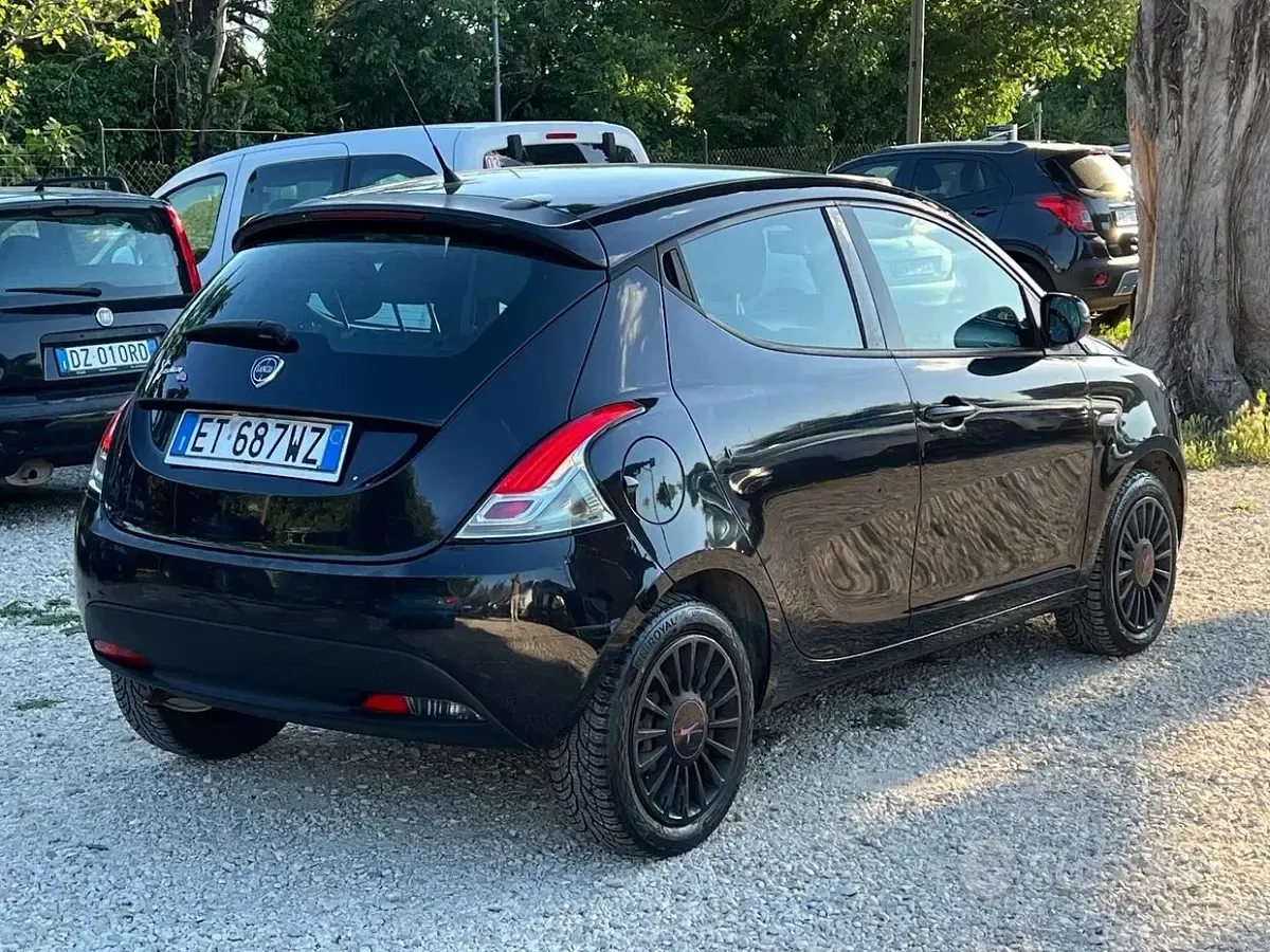 Usata Lancia Ypsilon 69 CV (50 kW) 2014 Nero Utilitaria